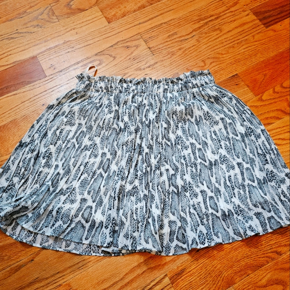 She + Sky, flowing skort, large